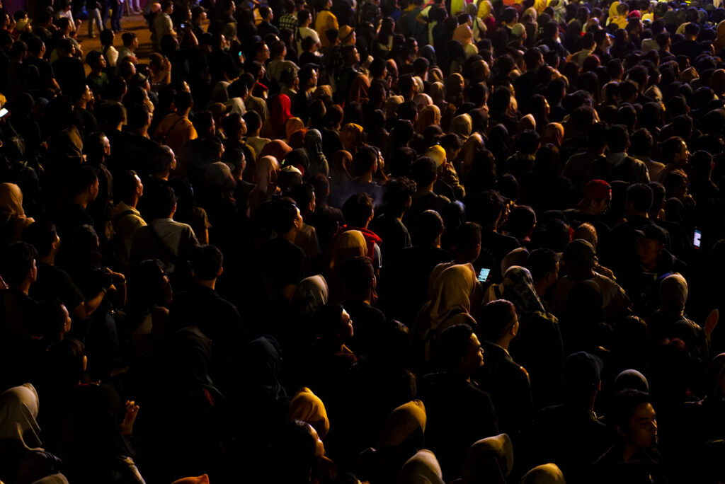 EARS - Audience in dark