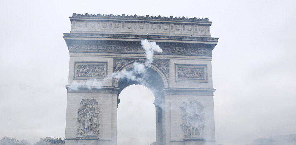 EARS-Arc-de-Triomphe-with-smoke laïcité